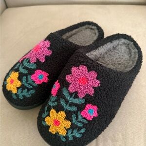 NATURAL LIFE Black Slippers with Floral Design